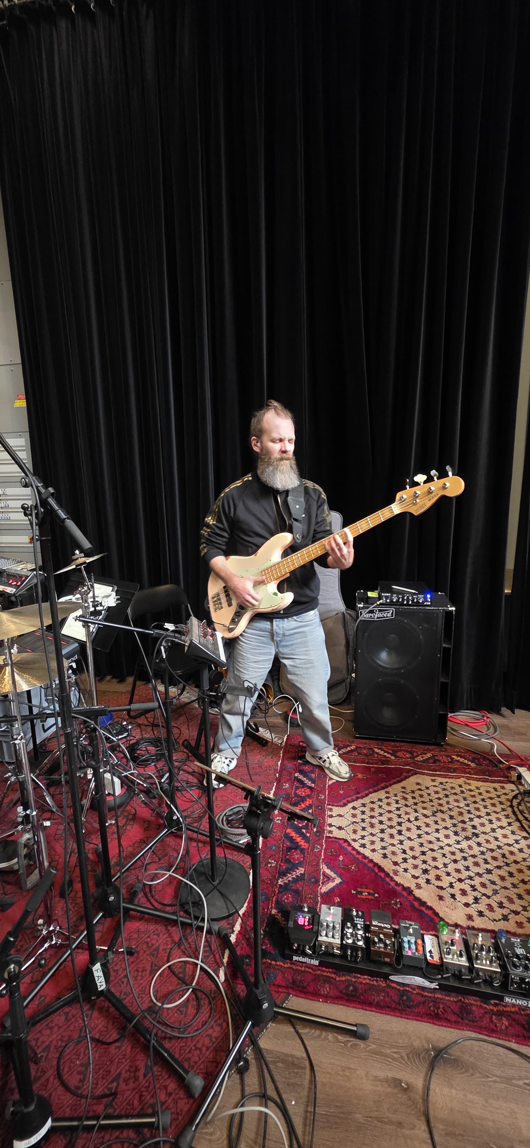 Musiker mit Gitarre im Aufnahmeraum