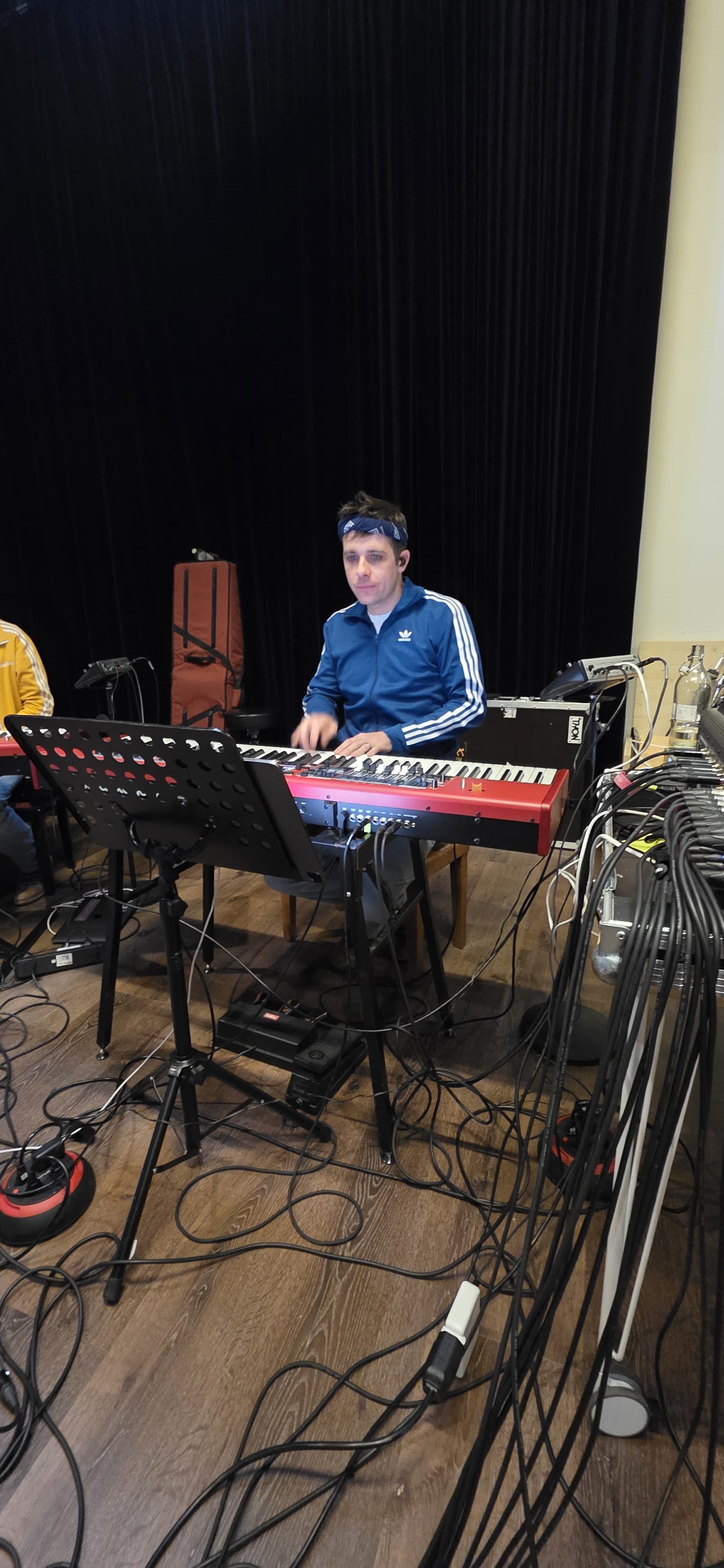 Musikerin mit Keyboard bei Aufnahme