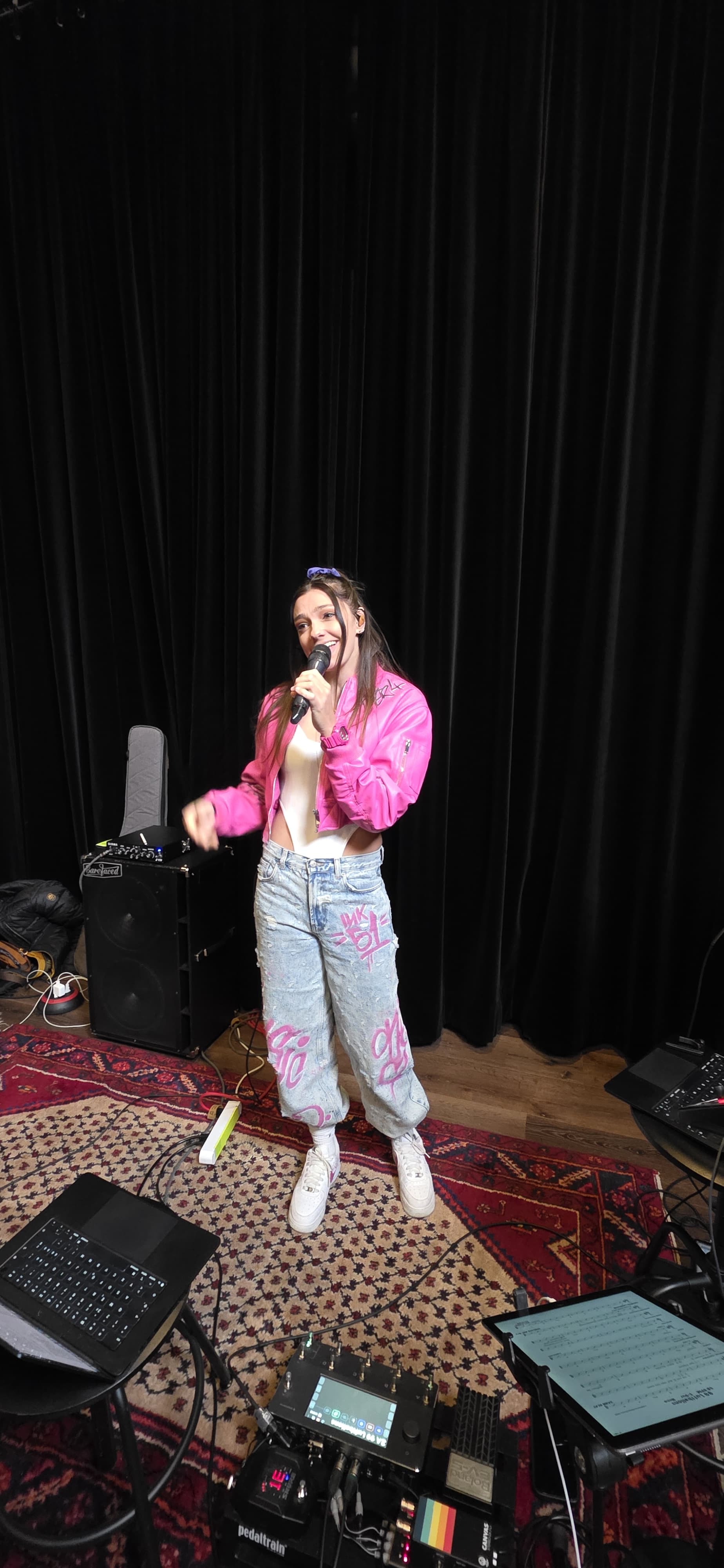 Sängerin der Band auf der Bühne mit Scheinwerferlicht