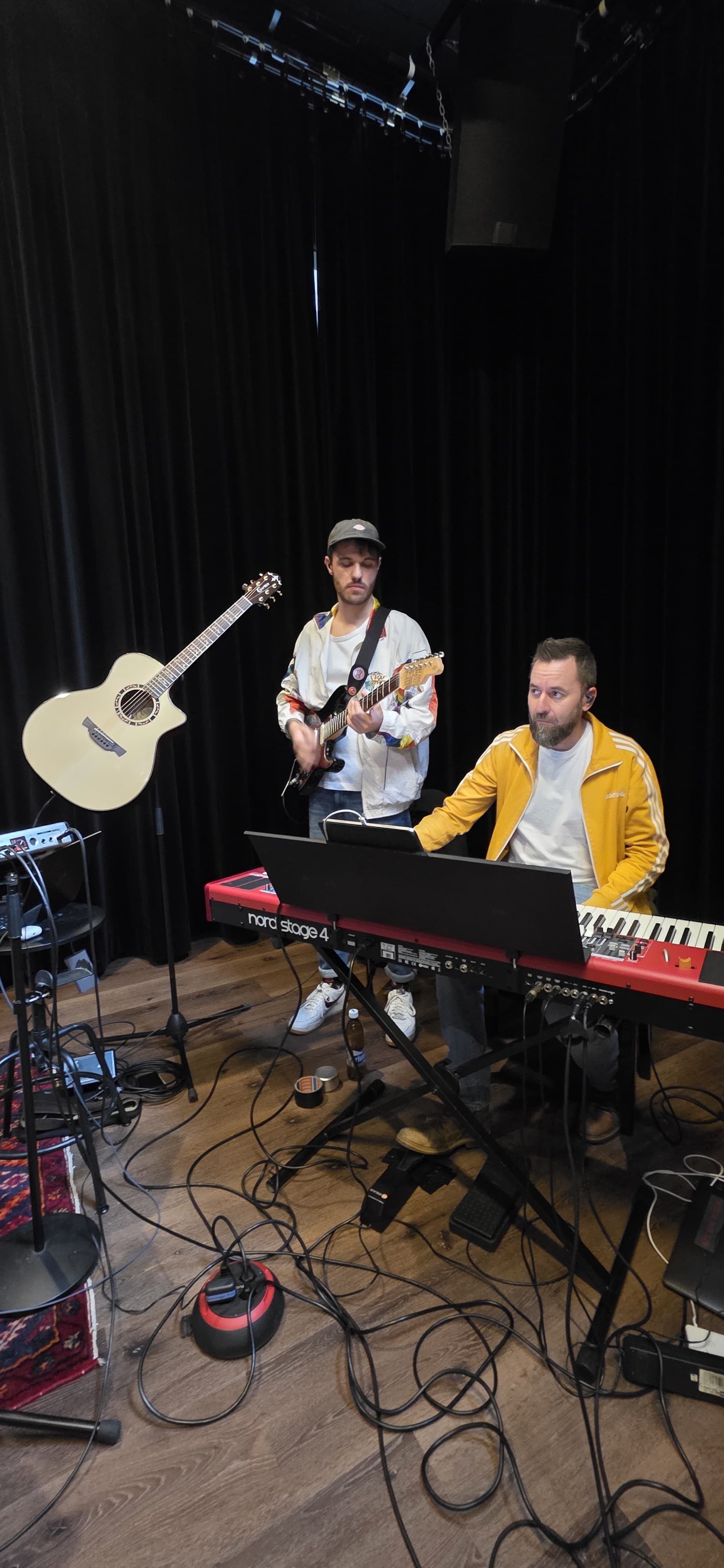 Band beim gemeinsamen Proben im Studio